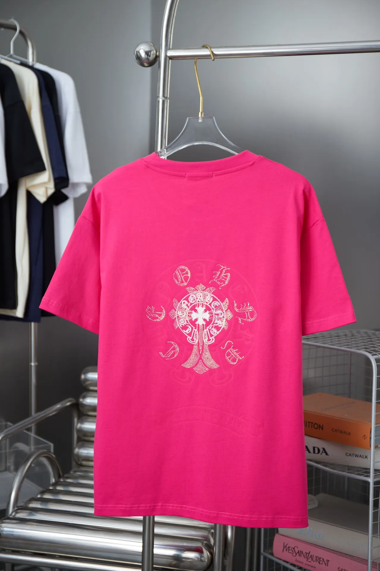 🅿️190 Ch*ome Hearte 25SS early spring new style Crow heart graffiti printed hot diamond short sleeves Light luxury essential item for daily commuting for men and women Correct version Welcome to compare Detailed features · 320g 100% pure cotton double yarn jersey fabric · Custom dyed in the same cylinder, special thickened 32 pieces double-strand 1X1 thread · Digital direct printing ➕Imported Australian pearlescent diamonds · Double needle stitching and cross-stitch technology · Original main mark, washed tag, brand moisture-proof paper packaging Color: black/white/rose red/grey Size: S/M/L/XL